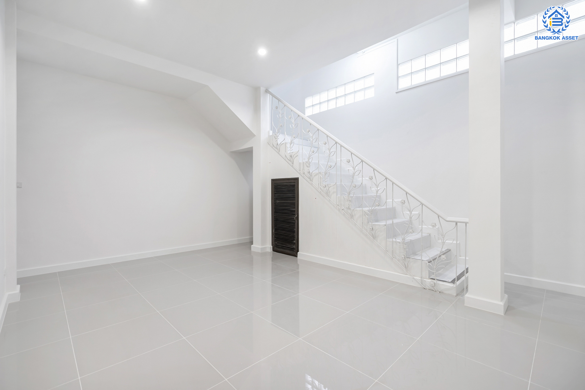 บ้านมือสองตกแต่งใหม่ ม.ดิเอมเมอรัลด์พาร์ค2 บางกรวย-ไทรน้อย เนื้อที่ 58.9 ตร.ว. ฟังก์ชัน 5 ห้องนอน 3 ห้องน้ำ 1 ห้องอเนกประสงค์ 2 ที่จอดรถ บนทำเลศักยภาพ เชื่อมสู่ถนนชัยพฤกษ์ เพียง 5 นาที ใกล้เซ็นทรัลเวสต์เกต และรถไฟฟ้าสายสีม่วง "สถานีบางพลู"...